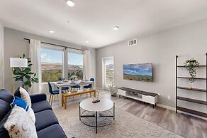 Chic Apt w Jacuzzi Pool BBQ Mountain Views