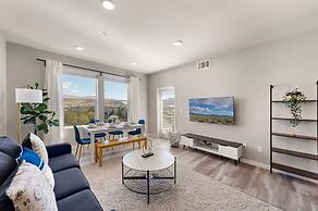 Chic Apt w Jacuzzi Pool BBQ Mountain Views