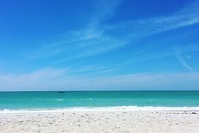 Relaxing 2BR Florida Home Close to Beach