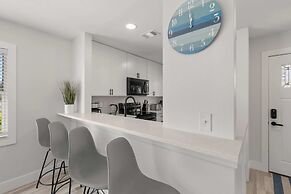 Relaxing 2BR Florida Home Close to Beach