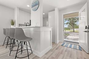 Relaxing 2BR Florida Home Close to Beach