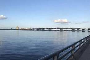 Florida Retreat Home w Fast-wifi Patio King Bed