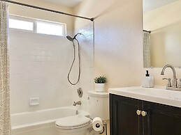 DT Reno - Classy Vacation Home w Backyard Patio