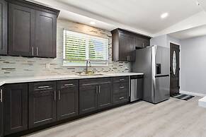 Beautiful 4BR Home Nr Disneyland