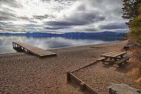 Tahoe City Condo for 8 Slopes Beach Town