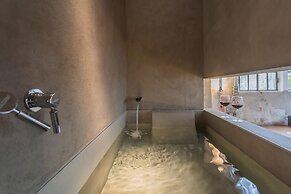 Design Loft With Private Parking