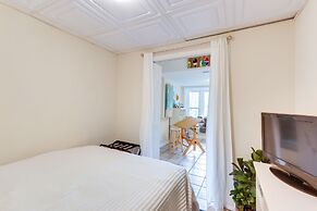 Peaceful Riverfront Retreat w/ Yoga & Art Studio!