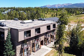 Elevated Fraser Condo w/ Mountain View & Amenities