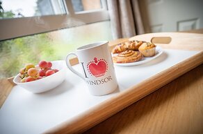 Stunning 2-bed Apartment in Windsor - Free Parking