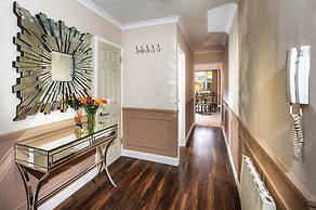 Stunning 2-bed Apartment in Windsor - Free Parking