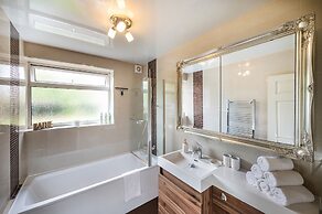 Stunning 2-bed Apartment in Windsor - Free Parking