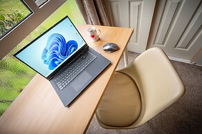 Stunning 2-bed Apartment in Windsor - Free Parking