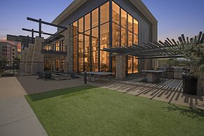 Location! Location! Cozy & Luxe 1 Bedroom Apts by Redawning