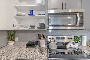 Location! Location! Cozy & Luxe 1 Bedroom Apts by Redawning