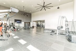 Location! Location! Cozy & Luxe 1 Bedroom Apts by Redawning