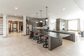 Location! Location! Cozy & Luxe 1 Bedroom Apts by Redawning