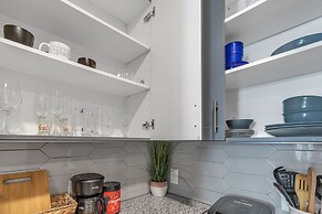 Location! Location! Cozy & Luxe 1 Bedroom Apts by Redawning