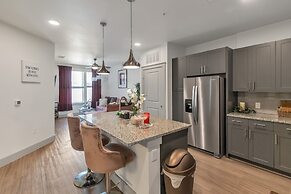 Location! Location! Cozy & Luxe 1 Bedroom Apts by Redawning