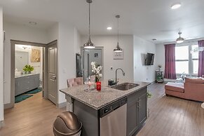 Location! Location! Cozy & Luxe 1 Bedroom Apts by Redawning