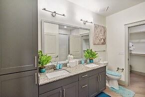 Location! Location! Cozy & Luxe 1 Bedroom Apts by Redawning