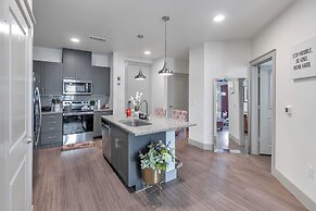 Location! Location! Cozy & Luxe 1 Bedroom Apts by Redawning