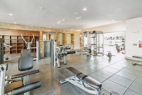 Location! Location! Cozy & Luxe 1 Bedroom Apts by Redawning