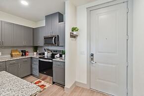 Location! Location! Cozy & Luxe 1 Bedroom Apts by Redawning