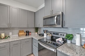 Location! Location! Cozy & Luxe 1 Bedroom Apts by Redawning