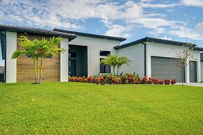Pool & Outdoor Kitchen: Waterfront Cape Coral Home
