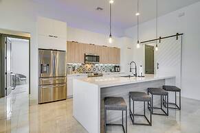 Pool & Outdoor Kitchen: Waterfront Cape Coral Home