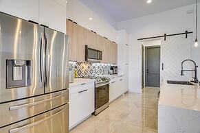 Pool & Outdoor Kitchen: Waterfront Cape Coral Home