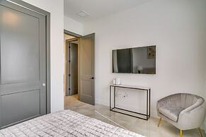 Pool & Outdoor Kitchen: Waterfront Cape Coral Home