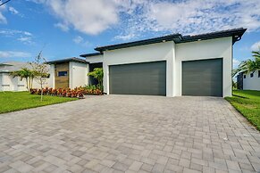 Pool & Outdoor Kitchen: Waterfront Cape Coral Home