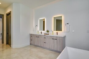 Pool & Outdoor Kitchen: Waterfront Cape Coral Home