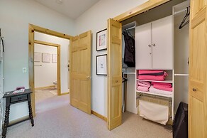 Modern Bellaire Condo: Pool Access, Near Skiing!