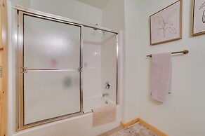 Modern Bellaire Condo: Pool Access, Near Skiing!