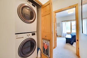 Modern Bellaire Condo: Pool Access, Near Skiing!