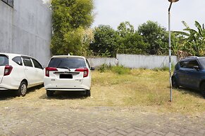 OYO Life 92922 Kost Bu Mala 1 Syariah