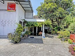 OYO Life 92937 Kost Putri Sarkara Syariah