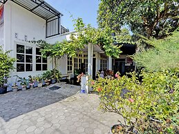 OYO Life 92937 Kost Putri Sarkara Syariah