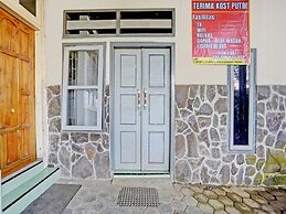 OYO Life 92937 Kost Putri Sarkara Syariah