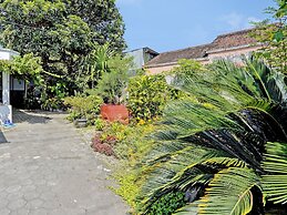 OYO Life 92937 Kost Putri Sarkara Syariah