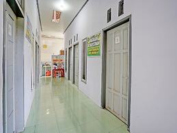 OYO Life 92937 Kost Putri Sarkara Syariah