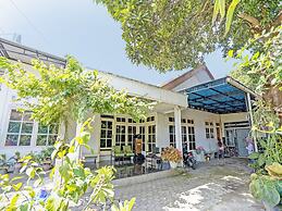 OYO Life 92937 Kost Putri Sarkara Syariah