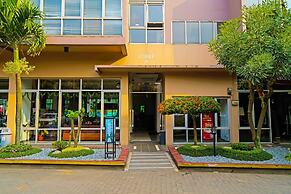 OYO Life 92774 The Edge Apartment By My Home