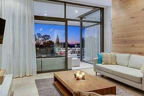 Dual Level Apartment Walking Distance to the Beach Harrier Place