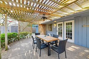 Pet-friendly Rockport Escape: 2 Mi to Beach!