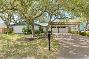 Pet-friendly Rockport Escape: 2 Mi to Beach!