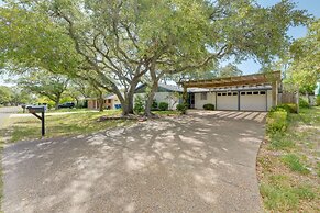 Pet-friendly Rockport Escape: 2 Mi to Beach!