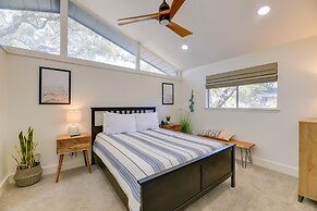 Pet-friendly Rockport Escape: 2 Mi to Beach!